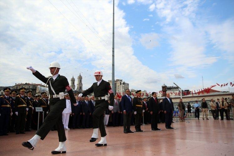 <p>Çelenklerin Cumhuriyet Anıtına bırakılması ile başlayan tören saygı duruşu ve İstiklal Marşı'nın okunmasının ardından sona erdi.  </p>

<p> </p>
