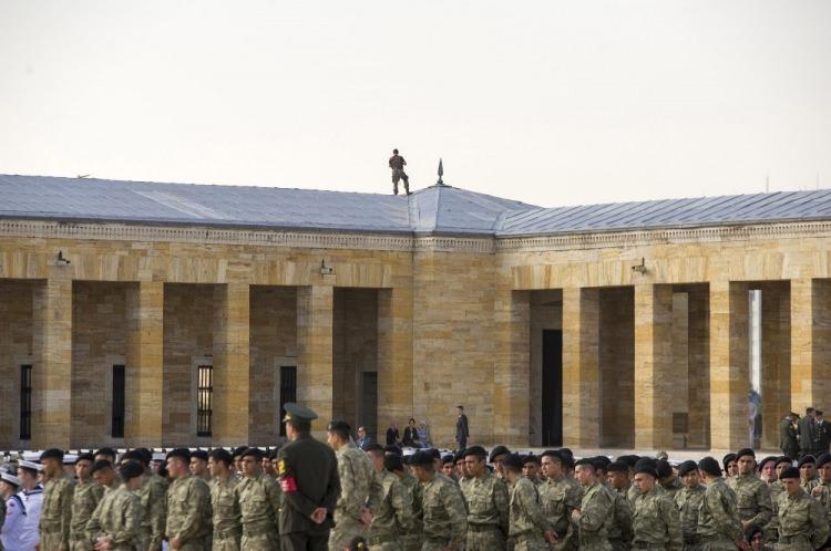 <p>30 Ağustos Zafer Bayramı etkinlikleri kapsamında devlet erkanının ziyaret edeceği Anıtkabir’de yoğun güvenlik önlemleri alındı.</p>
<p> </p>