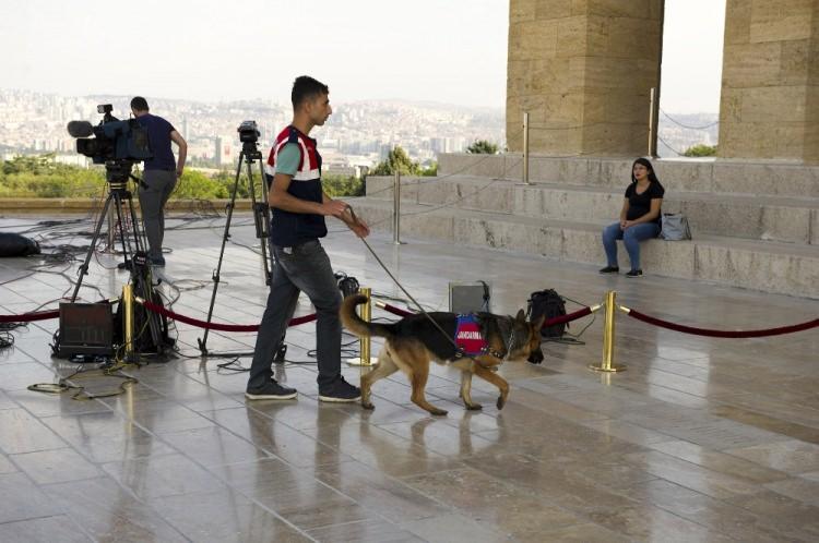 <p>Anıtkabir çevresinde sabah saatlerinden itibaren polis ekipleri yoğun güvenlik önlemleri alırken Anıtkabir’deki kulelere kesin nişancılar yerleştirildi.</p>
<p> </p>