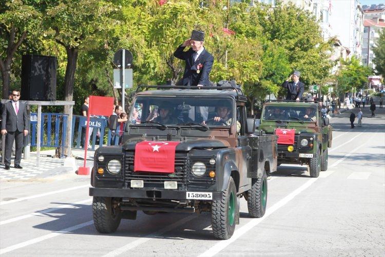 <p>Kırklareli'nde 30 Ağustos Zafer Bayramı'nın 95. yıl dönümü, Özgürlük ve Demokrasi Meydanı'nda düzenlenen törenlerle kutlandı.</p>
<p> </p>