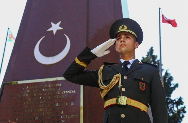 <p>Törene, Türkiye'nin Bakü Büyükelçisi Erkan Özoral, Askeri Ateşe Tuğgeneral Zafer Ocak, KKTC Bakü Temsilcisi Ufuk Turganer, Azerbaycan'da faaliyet gösteren Türk kurum ve kuruluşların temsilcileri, büyükelçilik ve ataşelik çalışanları ile iş adamları katıldı. Özoral ve beraberindekiler, temsili şehit mezarlarına karanfil bıraktı.</p>
<p> </p>