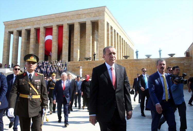 <p>30 Ağustos Zafer Bayramı ve Türk Silahlı Kuvvetleri Günü dolayısıyla Anıtkabir'de tören düzenlendi.</p>