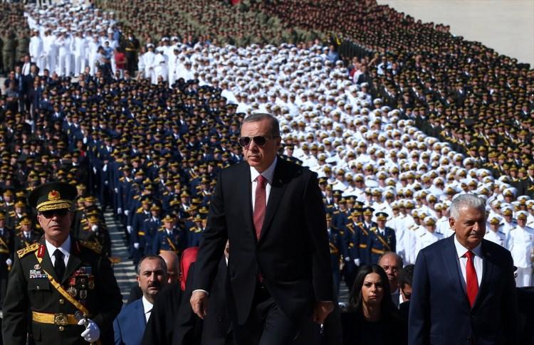 <p>Törene, Cumhurbaşkanı Recep Tayyip Erdoğan, TBMM Başkanı İsmail Kahraman, Başbakan Binali Yıldırım, Genelkurmay Başkanı Orgeneral Hulusi Akar, CHP Genel Başkanı Kemal Kılıçdaroğlu, MHP Genel Başkanı Devlet Bahçeli, Bakanlar Kurulu üyeleri, kuvvet komutanları ve diğer devlet erkanı da katıldı.</p>
<p> </p>