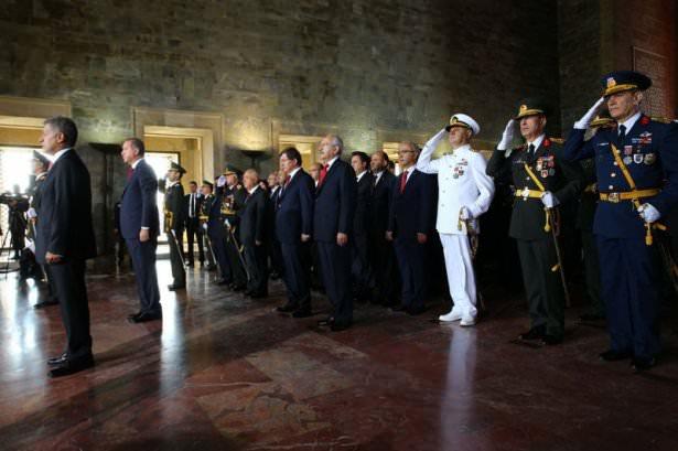 <p>Anıtkabir’de başlayacak ve gün boyu sürecek törenlere Cumhurbaşkanı Tayyip Erdoğan, ilk kez 'Cumhurbaşkanı' ve “Başkomutan” sıfatlarıyla başkan etti. </p>
