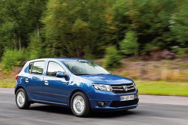<p><strong>2- Dacia Sandero:</strong> 2014 model sıfır Dacia Sandero’nun 1.2Lt benzinli, 16V ve 75 beygir olan modeli 26.090 TL’lik satış fiyatına sahip. Türkiye’de satılan en ucuz sıfır 2. Araç olan Dacia Yeni Sandero Ambiance modeline 26.090 TL ödediğinizde sahip olacağınız donanımlarda şu şekilde:</p>

