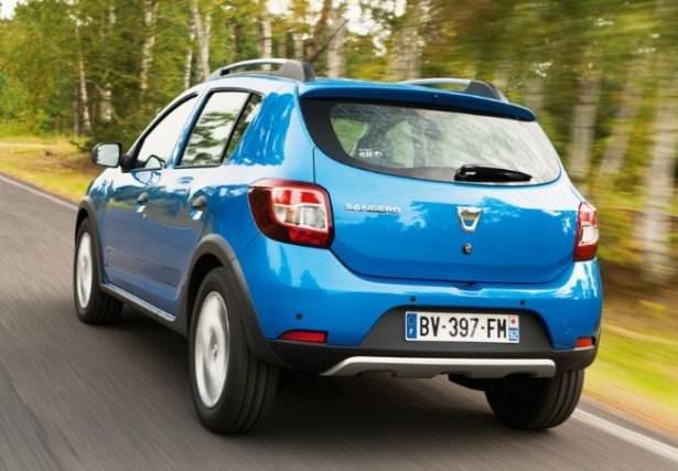 <p>Peki bu bedeli ödediğinizde sahip olamayacaklarınızı bilmek ister misiniz? Cevabınız evetse Dacia Sandero opsiyonel donanımları şöyle: Manuel klima, Stepne. Yeni Sandero’mda klimamda, stepnemde olsun derseniz; klima için 2.000 TL, stepne içinse 300 TL ödemeniz gerekiyor.</p>
<p> </p>