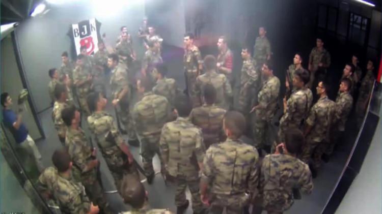 <p><strong>17-Ruhsatlı silah taşınır mı? </strong></p>
<p>OHAL durumunda hükümet gerekli görürse ruhsatlı silah taşınmasını sınırlandırabilir veya yasaklayabilir.</p>