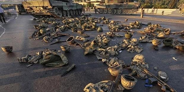 <p><strong>18-Basit bir tartışma veya kavgada gözaltı süresi uzar mı?</strong></p>
<p>Bugün için tek kişinin karıştığı suçlarda yani örneğin kavgada gözaltı süresi 1 gün eğer toplu bir suç var ise 3 veya daha fazla kişinin bir araya gelerek işlediği suç halinde 4 gündür. OHAL sebebiyle yeni bir düzenleme yapılırsa yeni süreler söz konusu olur.</p>