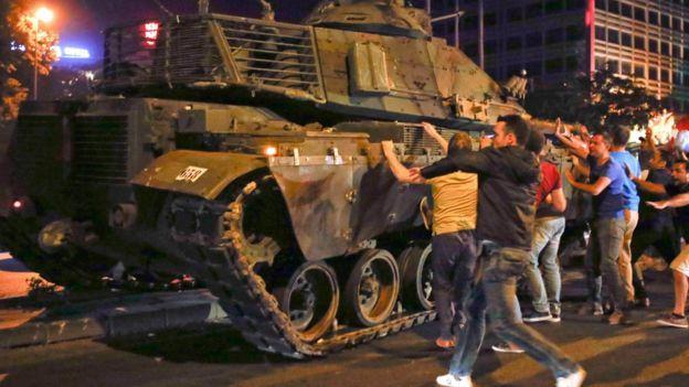 <p><strong>25-Kimlik bulundurma zorunlu mu?</strong></p>

<p>Ülkemizde bulunan herkes kimliğini ispat etmek ve sorulduğunda da kimliğini göstermek zorundadır, kimlik bilgisinin saklanması tutuklama sebebidir.</p>
