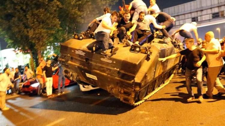 <p><strong>Kimliksiz gezmenin cezası 219 lira</strong></p>
<p>TBMM’de kabul edilerek yürürlüğe giren 3 aylık OHAL uygulaması kapsamında alınan önlemlere uymayan vatandaşlara para cezasının yanı sıra hapis cezası da verilebilecek. Alınan tedbirlere aykırı hareket eden, emirleri dinlemeyen, istekleri yerine getirmeyen, kimliklerine dair kasten veya gerçeğe aykırı bilgi veren veya bilgi vermekten çekinenler 1 aydan 6 aya kadar hapis cezasıyla cezalandırılabilecek. Kabahatler Kanunu’na göre yasak kararına aykırı hareket eden kişilere verilecek idari para cezaları ise şöyle olacak: Kimlik bulundurmamak 219 lira, kimliği bildirmemek 105 lira, üstünü, aracını veya evini aratmamak 219 lira, ruhsatlı da olsa her nevi silah ve mermilerin taşınması veya nakli 105 lira.</p>