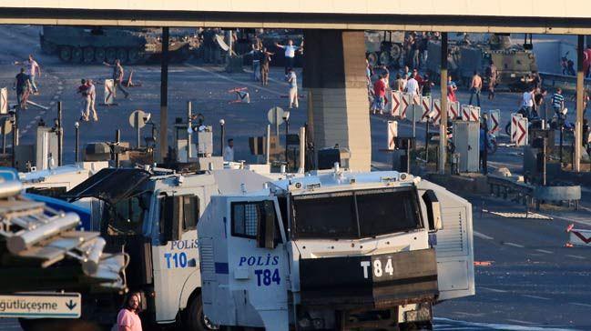 <p><strong>Yurtdışına çıkışta yeni düzenlemeler</strong></p>

<p>Hususi ve hizmet pasaportlu vatandaşlar belirli şartlarla yurt dışına çıkabiliyor. Bu vatandaşlar, bağlı bulundukları kurumdan görev ya da yurt dışına çıkış izin yazısı almalarının ardından seyahat edebilirken, eş ve çocukları pasaportun hak sahibinin bağlı bulunduğu kurumdan “Yurt dışına çıkmasında kurumumuzca  bir mani yoktur veya sakınca bulunmamaktadır” şeklinde bir yazı alarak, yurt dışına seyahat ediyor. </p>
