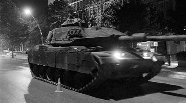 <p>Yapılan düzenleme doğrultusunda kamu kurumlarından emekli olan ve yurtdışına çıkacak kişilerden herhangi bir yazı istenmezken, pasaport kontrolleri sırasında SGK ve ilgili daire başkanlıklarından alınan şifrelerle emeklilik durumu tespit edilebiliyor. Darbe sonrası pasaporta gerek kalmaksızın kimlikle çıkılabilen KKTC ve Gürcistan’a kamu personelinin gidişine getirilen yasak da dün itibariyle kaldırıldı. Artık kamu görevlileri kurumlarından “Yurtdışına çıkmasında kurumumuzca herhangi bir mani yoktur” yazısını almaları durumunda KKTC ve Gürcistan’a gidebilecek. Yeşil pasaportlu emekli emniyet mensuplarının da yurtdışına çıkış yasağı kalktı. </p>
