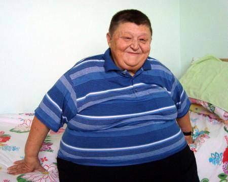 <p>Yeşilçam'dan yaklaşık 30 yıl uzak kaldığını dile getiren Sezgin, "Sadece ben değil, benim gibi birçok sanatçı aynı şekilde. Televizyon kanalları çıkınca bizler bekleme dönemine girdik. Belirli ünlü sanatçılardan birkaçı çalışmaya devam etti. Onun dışındakiler çorap söküğü gibi... Ayakta duranlar duruyor, duramayanlar, Allah rahmet eylesin, vefat ediyor" ifadelerini kullandı.</p>