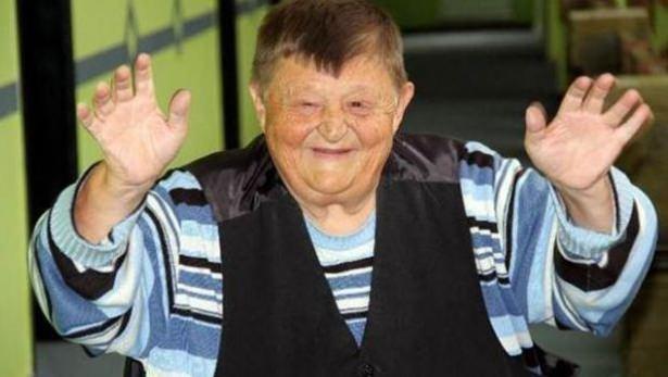 <p>Filmde kimlerin rol alacağını henüz bilmediğini ifade eden Sezgin, "Teklifi aldığımda havalara uçtum çünkü ben bir yeşeren ağacım, dalı budağı etrafa saçılan, ayakta duran. Ben mücadeleyi seven bir sanatçıyım. Ben burada oturup hayatımı geçirmek istemiyorum. Mücadeleciyim. Allah benim canımı ya yatakta normal şekilde ya da sahnede rol yaparken alsın" diye konuştu.</p>