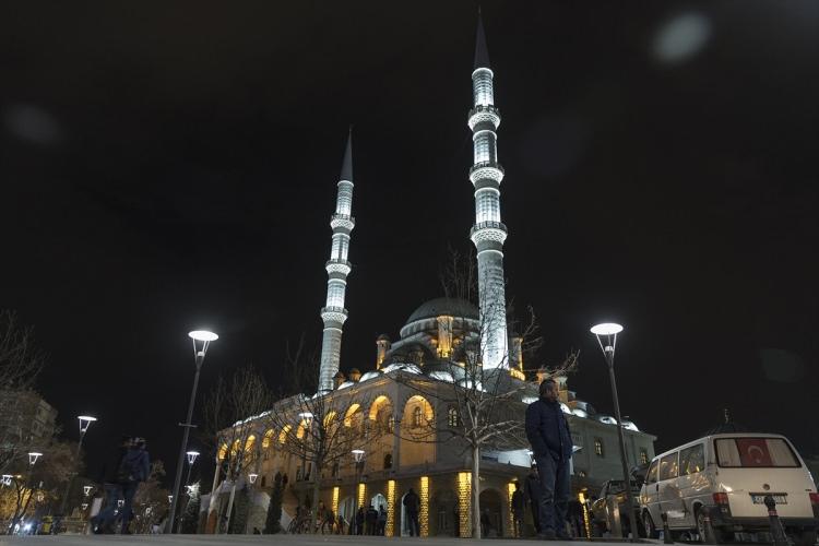 <p>Konya / Türkiye</p>
<p> </p>
<p>Konya'da üç ayların başlangıcını müjdeleyen Regaip Kandili münasebetiyle camilerde programlar düzenlendi. Hacıveyiszade Camisi başta olmak üzere birçok camide, Kur'an-ı Kerim tilaveti ve mevlit okutuldu, dua edildi.</p>
<p> </p>