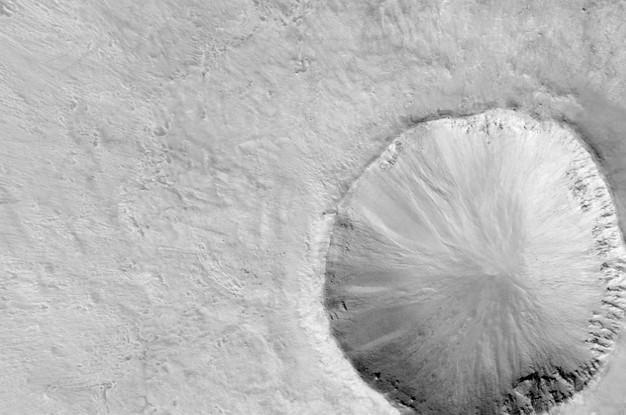 <p>Yaklaşık 8 yıl Mars’ın yörüngesinde dolandıktan sonra, HiRISE gezegenin coğrafi yapısı hakkında eşi benzeri bulunmayan ve tek bir yukarıdan aşağı fotoğrafla anlaşılamayacak bilgiler verebilecek büyük bir gözlem arşivine sahip oldu. Meridiani Planum düzlüğündeki Endeavour Krateri’nin kenarı. Mars keşif aracı Opportunity, 2011’den bu yana Endeavour’un sınırında inceleme yapıyor. Opportunity’nin bir zamanlar Mars’ta temiz su izleri bulunduğuna dair izlere rastladığı bölge, HiRISE DTM görüntüleri tarafından da haritaya dökülüyor.</p>