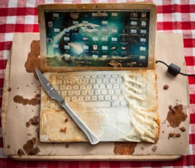 <p>"İnsanların iştahı artık teknolojinin iştahı oldu." diyen Hargrea MacBook'u kızartmış.</p>
