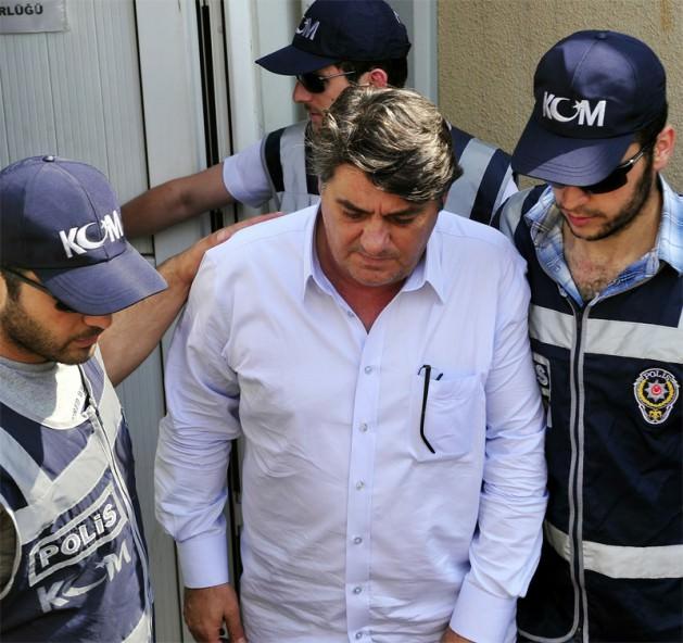 OPERASYON NEDENİ: ŞİKE İDDİALARI: Gözaltına alınan isim sayısı 50’ye yakındı. Ayrıca Fenerbahçe, Sivasspor, Trabzonspor ve Beşiktaş kulüp binaları ile pek çok noktada arama yapıldı. Alınan ilk duyumlar operasyonun şike suçlamalarının yanı sıra çıkar amaçlı silahlı suç örgütü kurmak suçlamasını da kapsadığı yönündeydi.