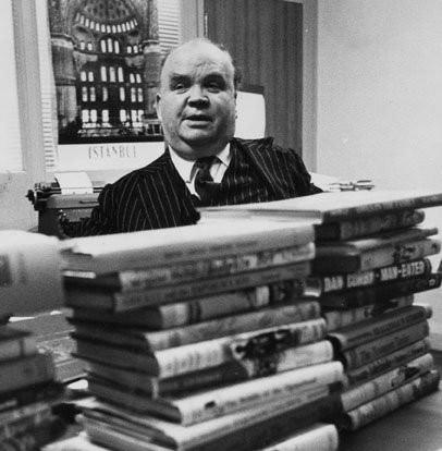 <p>Edebiyat ikinci defa okunacak, gazetecilik ise bir defada anlaşılacak şeyi yazma sanatıdır. Cyril Connolly</p>