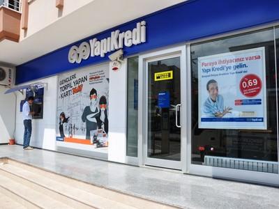 Yapı Kredi'den bayrama 3 özel kredi ...   Yapı Kredi Bankası, ramazan bayramına özel çeşitli kredi olanakları sunuyor. Yapı Kredi, esnafın nakit ihtiyacını karşılamak amacıyla Ramazan ayına özel kredi kampanyası başlattı. Bu kapsamda Yapı Kredi KOBİ bankacılığı müşterileri 17 Ağustos tarihine kadar devam edecek olan kampanyada 24 ay vadede, 50.000 TL ye kadar yüzde 1,19 faiz oranından başlayan oranlarla kredi kullanma imkanına sahip oluyor. KOBİ Bankacılığı müşterilerinin nakit ihtiyaçlarını karşılamak amacıyla başlatılan kampanya hakkında detaylı bilgiye ulaşmak için Yapı Kredi şubelerini ziyaret etmek yeterli oluyor. Öte yandan, Worldcard, bu Ramazan'da da hazırladığı kampanyayla kullanıcılarına kazançlıalışveriş imkânı sunmaya devam ediyor. Worldcard sahipleri 14 Temmuz - 21 Ağustos 2012tarihleri arasında Yapı Kredi World üyesi işyerlerinden en az biri gıda market alışverişi olmak üzere, gıda ve akaryakıt sektöründe yapacakları tek çekim beş adet 100 TL ve üzerindeki alışverişlerinde toplam 50 TL değerinde hediye Worldpuan kazanma fırsatına sahip oluyor. Ayrıca, Banka, müşterilerine günde 6 TL'den başlayan taksitlerle 6.000 TL Ramazan Kredisi sunuyor. Yapı Kredi, hazırladığı Ramazan kampanyası kapsamında, günde sadece 6 TL'ye 6.000 TL bireysel ihtiyaç kredisi fırsatı sunuyor. Nakit ihtiyacı olanlar Ramazan'ın coşkusunu avantajlı ödeme seçenekleriyle Yapı Kredi'de yaşıyor. Ramazan ayı boyunca sürecek kampanyada, 6.000 TL bireysel ihtiyaç kredisine 36 ay vadede yüzde 0,84 faiz oranıyla günde 6 TL geri ödeme kolaylığıyla sahip olunabiliyor. Kampanyadan faydalanmak isteyenler kredisimdi.com.tr adresinden, Yapı Kredi ATM'lerinden veya SMS yoluyla "Bireysel" (boşluk) "TCKN" (boşluk) "Aylık Net Gelir" yazıp 4411'e SMS atarak kredi başvurusunda bulunabiliyor. Yapılan kredi başvurularına 3 dakika içinde yanıt alınabiliyor.
