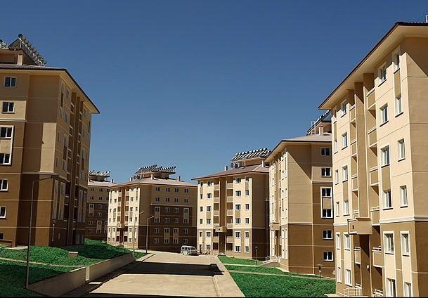 BİNAYA DOKTOR Binalara doktor ve iş güvenliği uzmanı çalıştırmanın yanı sıra kapıcılara da eğitim zorunluluğu geliyor. Apartman görevlilerine, temizlikte kullandığı deterjandan, kazan dairesi bakımına kadar birçok dersin yer aldığı iş güvenliği eğitimi verilecek.
