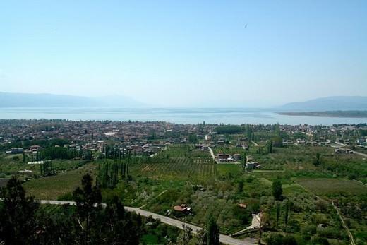 İznik'e bir gün ayırın: Yolunuz Bursa'ya düştüyse İznik'i mutlaka görmelisiniz. Selçuklu ve Osmanlı eserlerinin kol kola verdiği bu şirin ilçe Bursa'ya bir saatlik mesafede. Çinileri de dünyaca ünlü