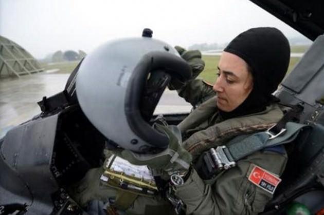 'Neden savaş pilotu olmayı tercih ettiniz?'' sorusuna Dombay, ''Çok zevkli bir meslek. Benim görüşüme göre en iyisi F-16. Onunla uçmak ayrı bir güzellik. Yapabileceğim işin en uç noktasını yapmak istedim. Hava kuvvetlerinde uçuşun en uç noktası savaş pilotu olmak'' yanıtını verdi.
Savaş pilotu olmak isteyen gençlere, çok çalışmaları ve istemelerini öneren Dombay, ''İstemeden çabalamadan olacak iş değil, çok çalışmaları ve istemeleri lazım'' dedi.