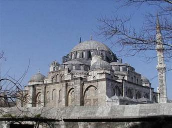 İstanbul Şehzadebaşı Camii İstanbulun Şehzadebaşı semtinde Kanuni Sultan Süleyman tarafından Saruhan valisi iken 1543de 22 yaşında ölen oğlu Şehzade Mehmet adına yaptırılmıştır.