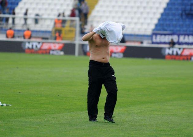 Bursaspor'un teknik patronu, taraftarın ısrarı kırmayarak üzerindeki formayı çıkardı ve sahada çıplak kaldı.