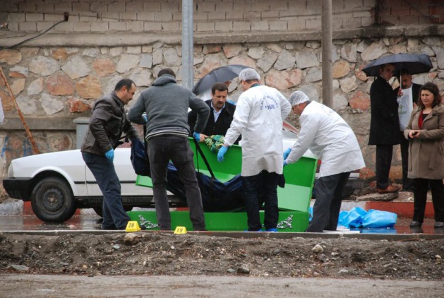 Eski cezaevi önünde otomobile silahla ateş açılması sonucu ağır yaralanan ve Gaziosmanpaşa Üniversitesi Hastanesi'ne kaldırılan kişi, kurtarılamadı.