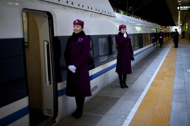 Bu yeni demiryolu hattıyla, Pekin - Guangzhou arasındaki 22 saatlik yolculuk 8 saate iniyor.