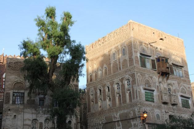 <p>Kur'an-ı Kerim'de inşa ettikleri yüksek binalarla tarif edilen Ad kavminin yaşadığı ülke olan Yemen, toprak ve kerpiçten yapılmasına rağmen yüzyıllardan beri ayakta kalabilen ve içinde hala yaşamın sürdüğü ilk gökdelenlere ev sahipliği yapıyor.</p>