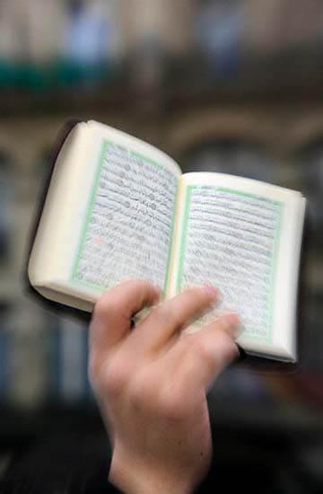 <p>CEVAP:Kurân-ı Kerimin ilk nüzulunda âyet ve sûreler kalemle yazıya geçtiğinde Tevbe Sûresinin başına Besmele yazılmadığı gibi, ne Sahabiler, ne Tâbiin, ne Tebe-i Tâbiin, ne de bunlardan sonra gelen âlimler yazmamışlardır.</p>