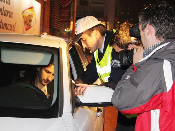 Beşiktaş'ta trafik kontrolü yapan polis ekipleri, Beşiktaşlı futbolcu Julien Escude'nin kullandığı otomobili durdurdu. Yapılan alkol kontrolünde 0.59 promil alkollü çıkan ünlü futbolcunun ehliyetine 6 ay el konuldu.
