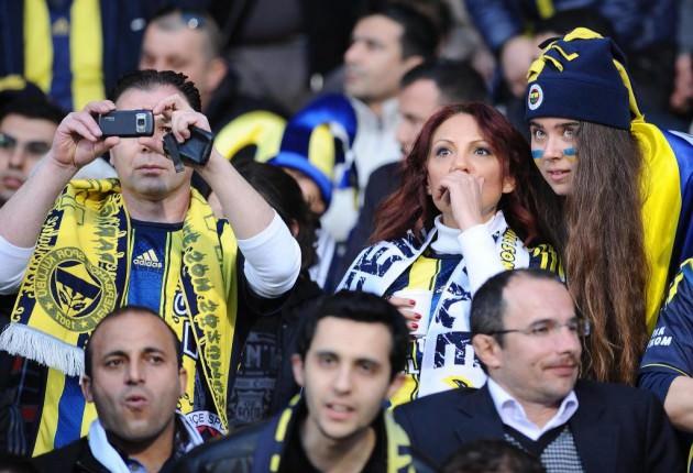 Fenerbahçe, bu saatten sonra ligde değil ancak Twitter'da Galatasaray'ın takipçisi olur. 