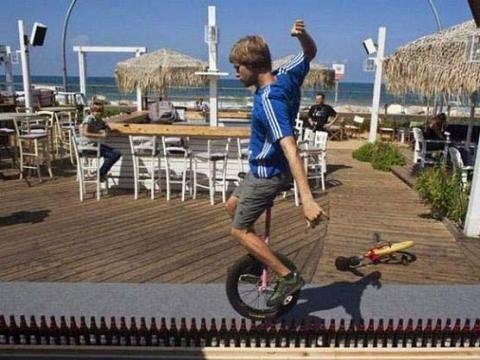 <p><strong>En ilginç rekorlar</strong><br />
<br />
Alman Lutz Eichholz tek tekerlekli bisikletiyle 8.93 metre uzunluğunda 127 bira şişesinin üzerinden geçiyor</p>