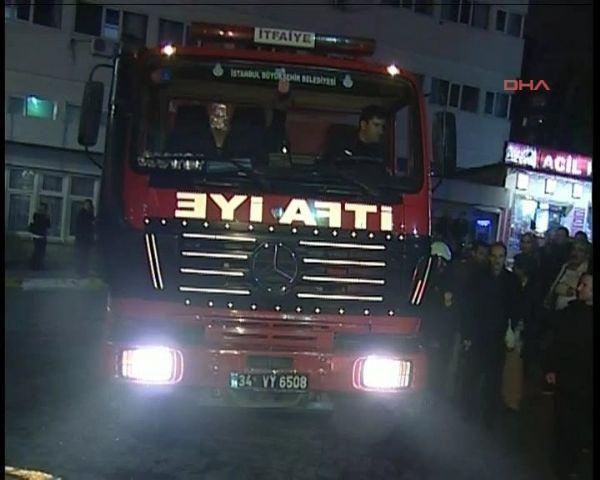 Okmeydanı Eğitim ve Araştırma Hastanesi Acil Servisi'nden saat 20.30 sıralarında dumanlar çıktığını gören görevliler durumu itfaiye ve sağlık ekiplerine bildirdi.