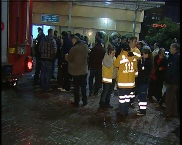 Okmeydanı Eğitim ve Araştırma Hastanesi Acil Servisi'nden saat 20.30 sıralarında dumanlar çıktığını gören görevliler durumu itfaiye ve sağlık ekiplerine bildirdi.