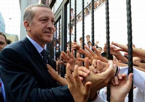 Erdoğan da elini uzatarak öğrencilerle tokalaştı. Okul içindeki öğrenciler de camlara çıkarak başbakana el salladı. Başbakanı gören öğrencilerin çığlıkları Esenler sokaklarında yankılandı.