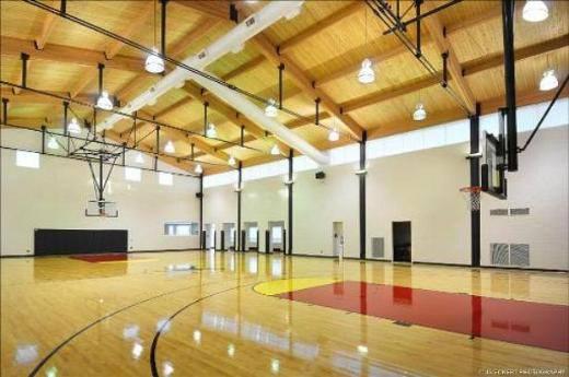 America Ferrera  Efsane basketbolcu Michael Jordan’ın Chicago’da bulunan evi bir golf sahası, tenis kortu ve standart boyutlarda kapalı basketbol sahası bulunuyor.  Jordan’ın evi 29 milyon dolara satışta.