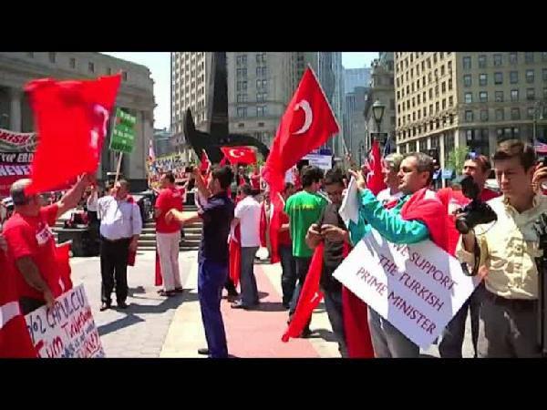 <p>Erdoğan lehine sloganlar atan grup, ‘dik dur eğilme, güzel ülkemi çapulcu düşmana yedirme’, ‘demokrasiye evet, şiddete hayır’, ‘türbanlılara eğitim özgürlüğü’ yazlı dövizler taşıdı.</p>