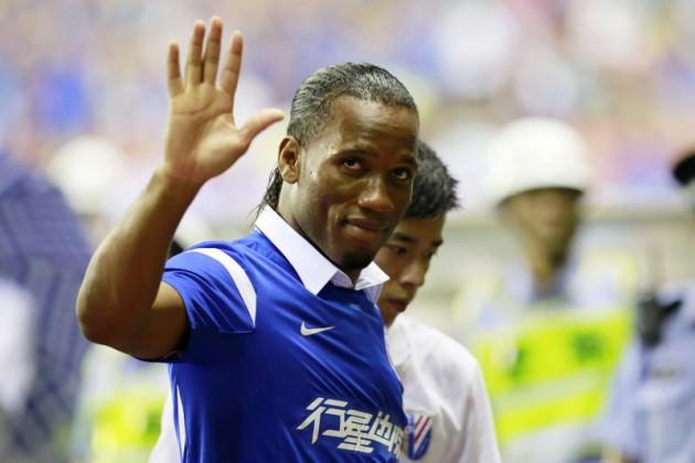 <p>Bu transferle dünya futbol kamuoyunun gözlerini çevirdiği Galatasaray'ın hedefinde bir başka yıldız daha vardı ve bu isim, Drogba'dan başkası değildi. Avrupa'daki kariyerini neredeyse tek başına Chelsea'ye kazandırdığı Şampiyonlar Ligi kupasıyla noktalayan Fildişi Sahilli yıldız, yeni bir macera umuduyla gittiği Çin'de mutsuzdu, ayrılmak istiyordu.</p>