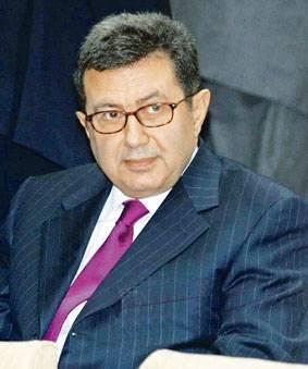 Mehmet Emin Karamehmet Robert College sonrası İngiltere'de bulunan Dover College'ni bitirdi.