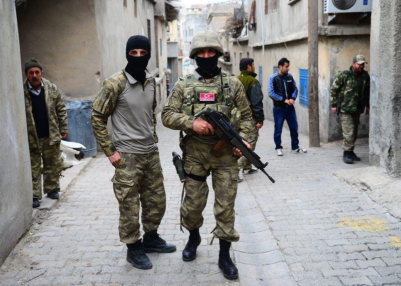 <p>Güvenlik güçleri, bir yandan terör örgütüne yönelik operasyonlarını kararlılıkla sürdürürken, bir yandan da kenti terk etmeyen vatandaşların sokağa çıkma yasağından olumsuz etkilenmemesi için Şırnak Valiliği Sosyal Yardımlaşma ve Dayanışma Vakfınca hazırlanan gıda paketlerini vatandaşlara ulaştırıyor.</p>
<p> </p>