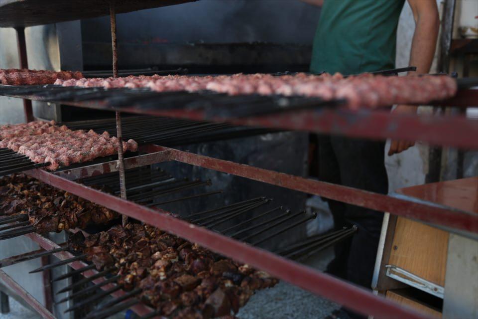 <p>Bab'ın kebap ustalarından Rifat el İbrahim, AA muhabirine yaptığı açıklamada, ''Bab, her gün kalabalıklaşıyor. Ramazan ayının başlamasıyla kentteki hareketlilik iki katına çıktı'' dedi.</p>

<p> </p>
