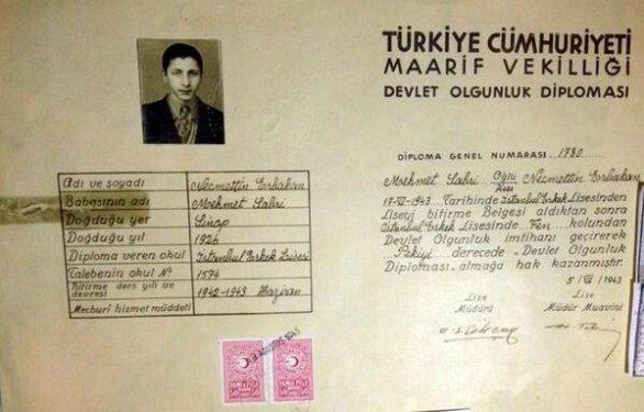 <p>İstanbul Erkek Lisesi 1943 yılı mezunlarından Necmettin Erbakan.</p>