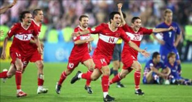 Hırvatistan-Türkiye: 1-2 20 Haziranda oynan EURO 2008 çeyrek final maçında 90 dakikanın sonunda gol sesi çıkmadı. Uzatmalara giden maçta eşitliği Hırvatlar adına İvan Klasnic 119. dakikada bozdu. Son hücum şansı kalan Türkiye bir mucizeyi gerçekleştirdi ve Semih Şentürk’ün 120. dakikada attığı golle maçı penaltılara götürdü. Millilerin dönüşü daha bitmemişti. Penaltı atışları sonrasında rakibini geçen Türkiye yarı finale kalarak tarihindeki en büyük geri dönüşlerden birini yapmıştı.