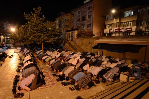 <p>Şanlıurfa'nın Akçakale ilçesindeki yaklaşık 30 bin Suriyelinin kaldığı çadır kentte de teravih namazı coşkuyla kılındı.</p>
<p>Süleyman Şah Konaklama Tesisleri'ne yerleştirilen Suriyeli kadın ve erkekler, 20 mescitte okunan ezanın ardından Suriyeli imamlar eşliğinde teravih namazını kıldı.</p>