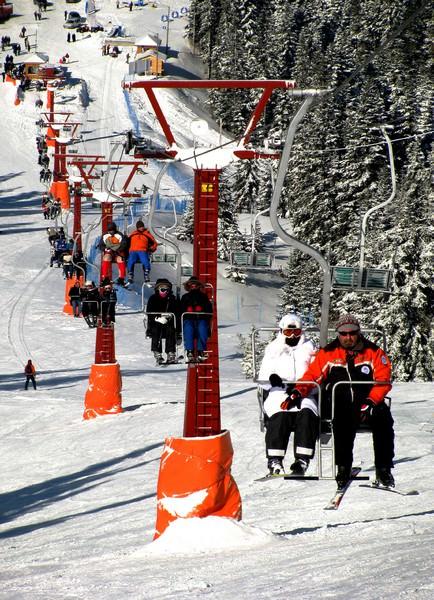 3- Ilgaz Dağı/Kastamonu: Kayak yapmayı sevenlerin gözdesi. Dört konaklama tesisi bulunuyor. Akarsuları, florası ve yaban hayvanlarıyla zengin bir doğal hayata sahip. Kayın, meşe, söğüt, titrek kavak, karaağaç, gökçeağaç, sarıçam ve boyu 40 metreyi bulan göknarları var. Kayak merkezi, aralık başından nisan ayına kadar hizmet veriyor. Üç doğal pisti var.