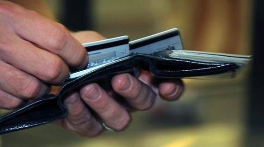 Bankacılık sözleşmelerinde, hiçbir suretle tüketicilerden kredi kartı üyelik ücreti, hesap işletim ücreti, dosya ücreti, ipotek fek ücreti vb. isimler altında herhangi bir bedel alınamayacağı hüküm altına alınıyor.